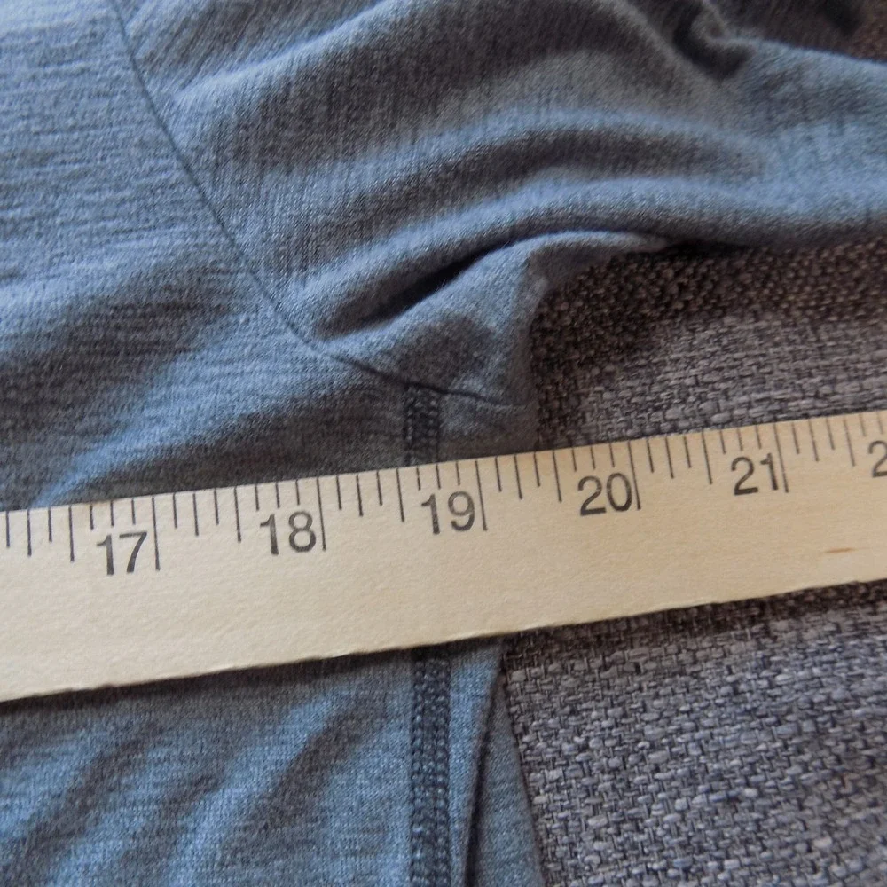 The North Face V-Neck T-Shirt Mens Small Gray Good FlashDry Pocket Tee